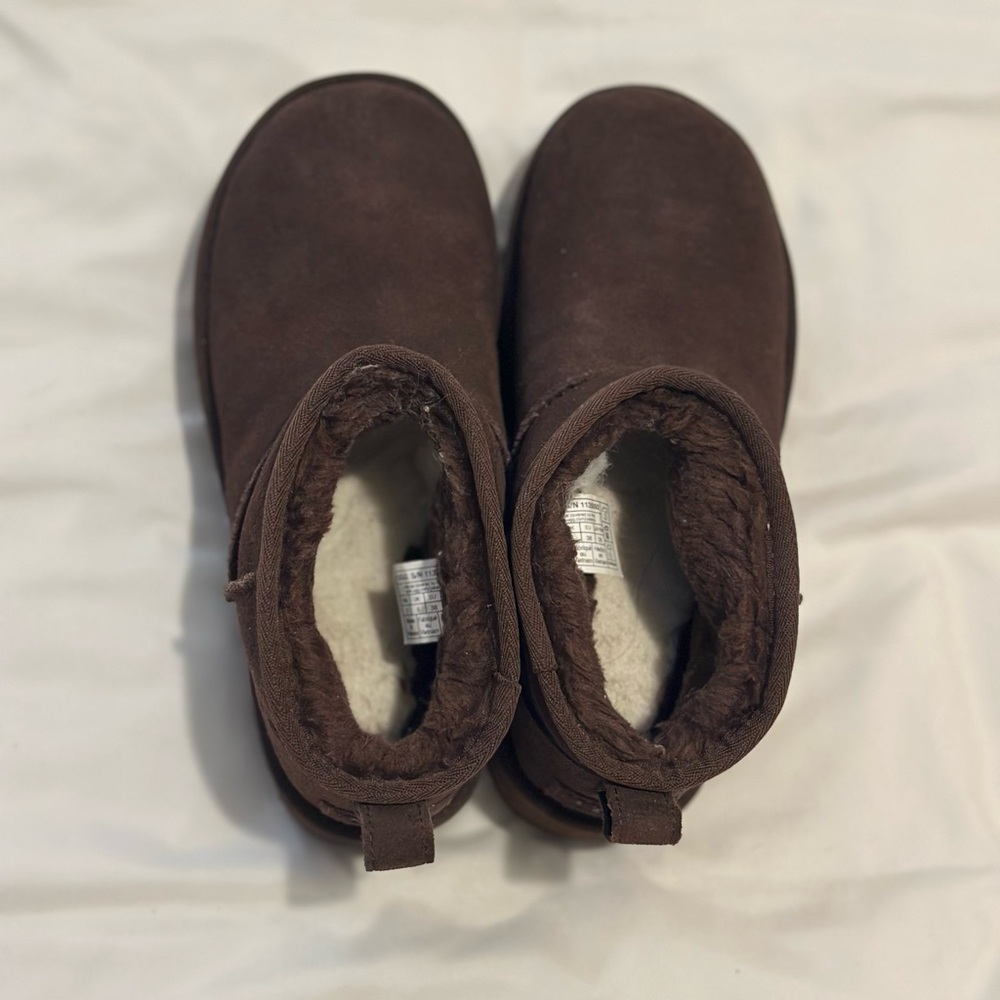 SOLD!!
UGG Platform Boots in ‘Burnt Cedar’ size 7 in women